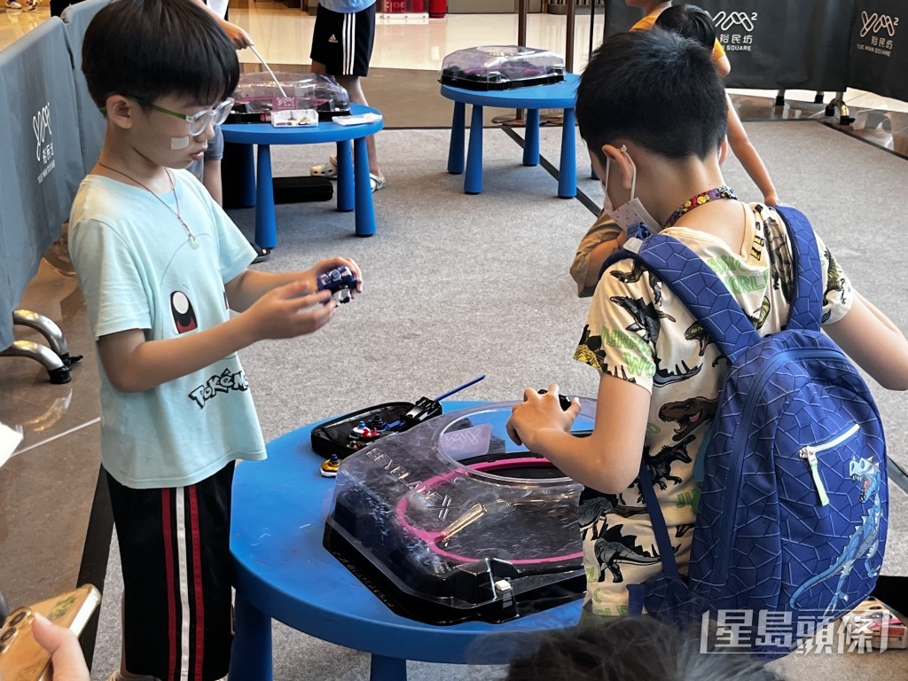 多個商場增加常設爆旋陀螺對戰攤位，吸引暑假學生人流。