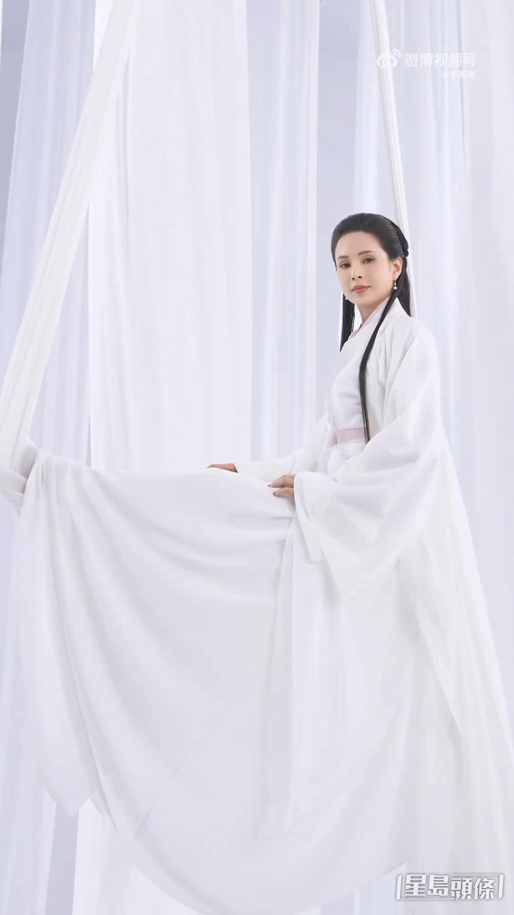 李若彤去年還化身小龍女後，玩空中瑜伽，完美重現瞓繩床一幕！
