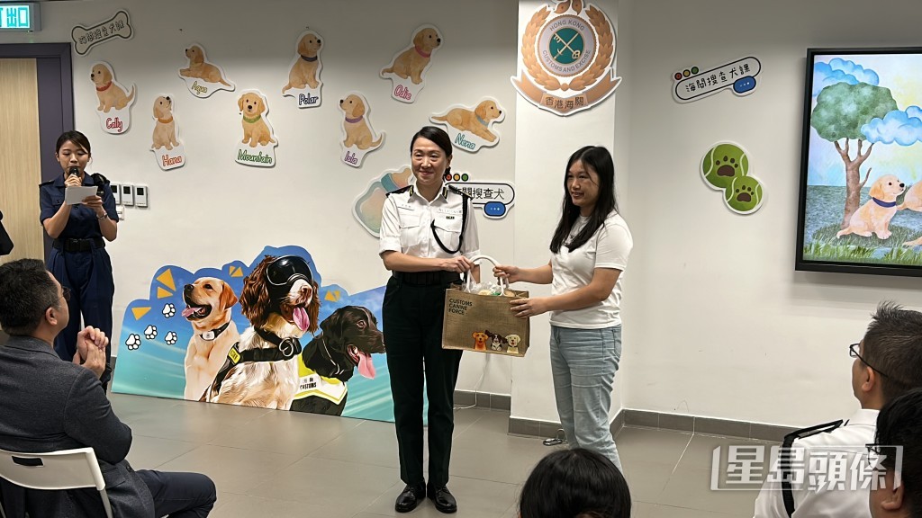蔣依莉頒獎予命名大賽的季軍張女士。 蔣依莉頒獎予命名大賽的季軍張女士。