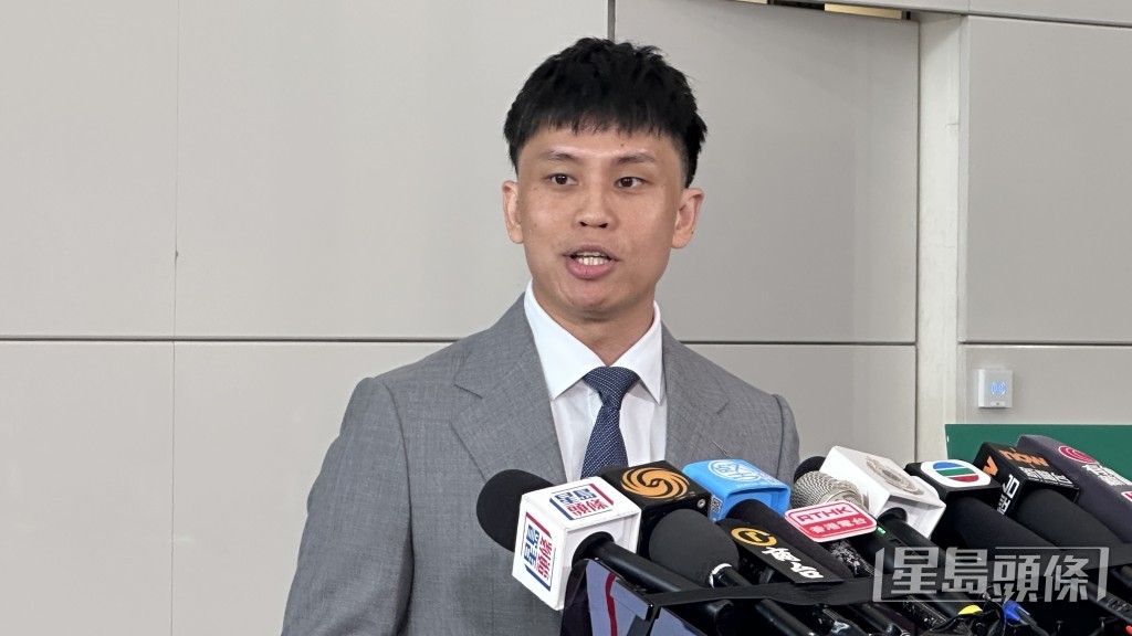 海關財富調查科財富調查第二組調查主任伍思齊講述行動詳情。梁國峰攝