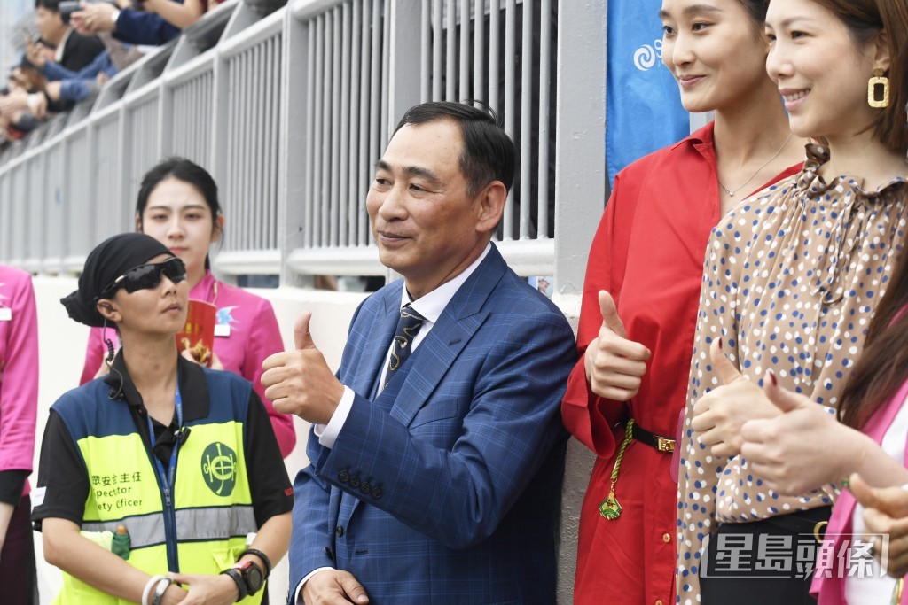 今朝「桃花俊」出试前郑俊伟已跟到实，操后又赶去隧道口等马。