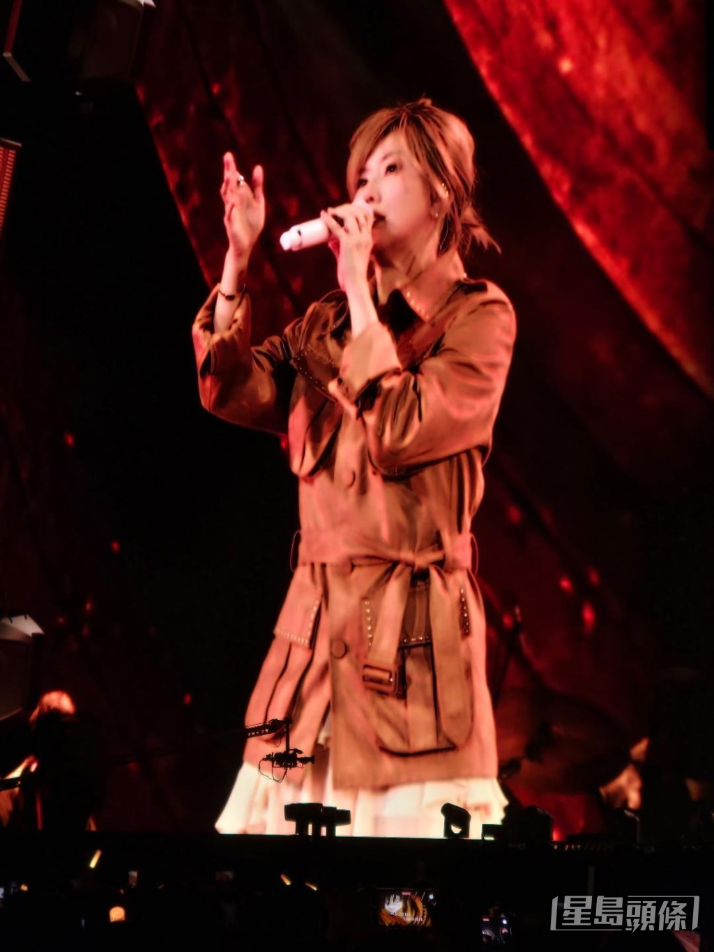 台上更分享一對子女的生活。