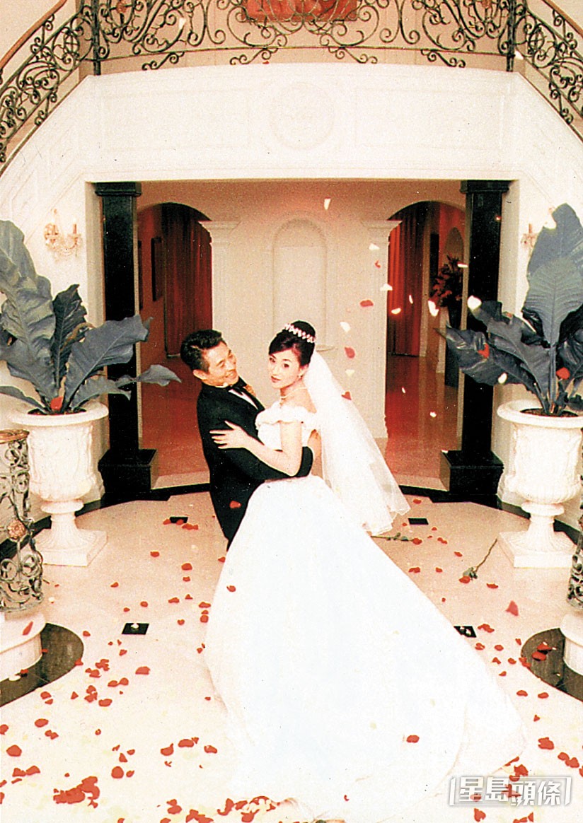 李连杰与利智秘密交往11年，至1999年在美国洛杉矶结婚，并诞下两个宝贝女。