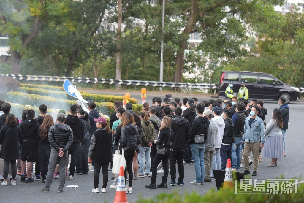 2021年12月成俊贤驾房车在西贡科技大学对开炒车亡,大批亲友路祭。资料图片 2021年12月成俊贤驾房车在西贡科技大学对开炒车亡,大批亲友路祭。资料图片