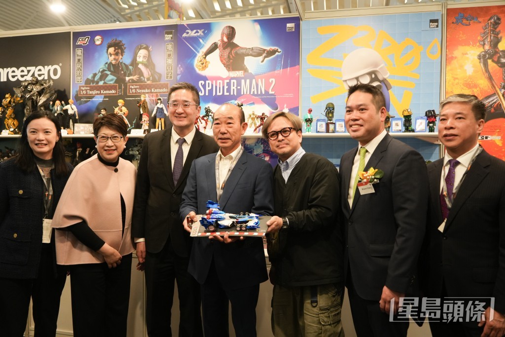 商經局副局長陳百里參觀不同參展商。
