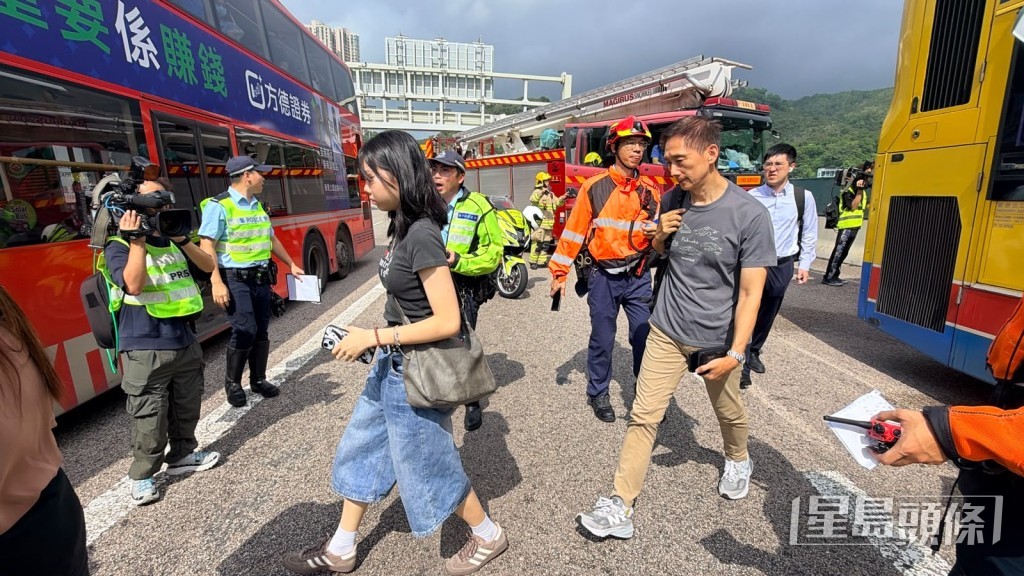 沒有受傷的乘客轉乘另一城巴離開。 沒有受傷的乘客轉乘另一城巴離開。