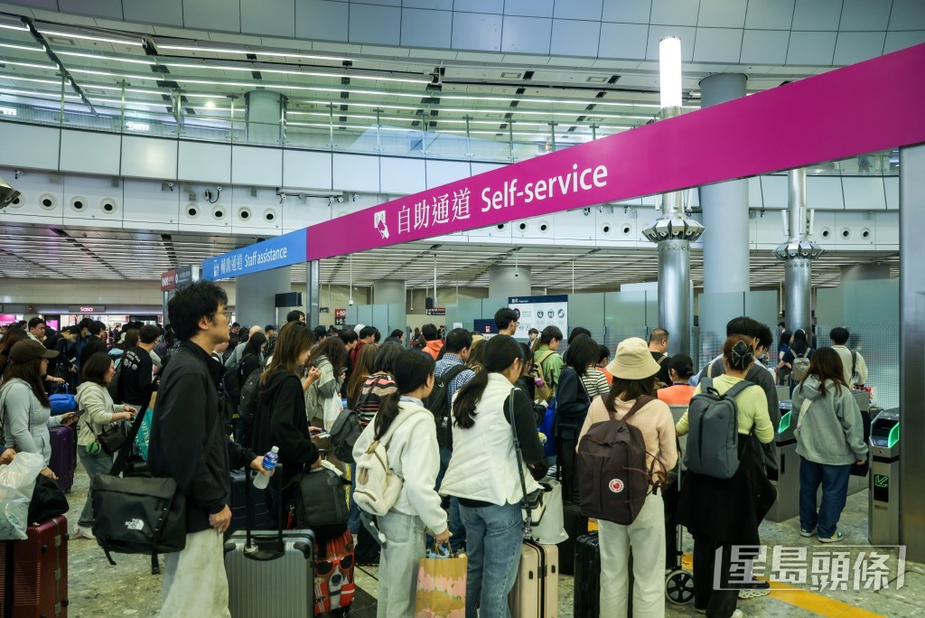 臨近農曆新年,本港各出入境管制站極為繁忙。何家豪攝 臨近農曆新年,本港各出入境管制站極為繁忙。何家豪攝
