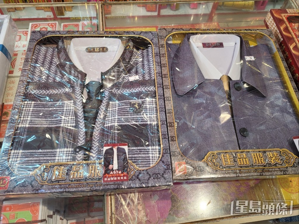 今年最受歡迎的祭品是換季衣服。趙克平攝
