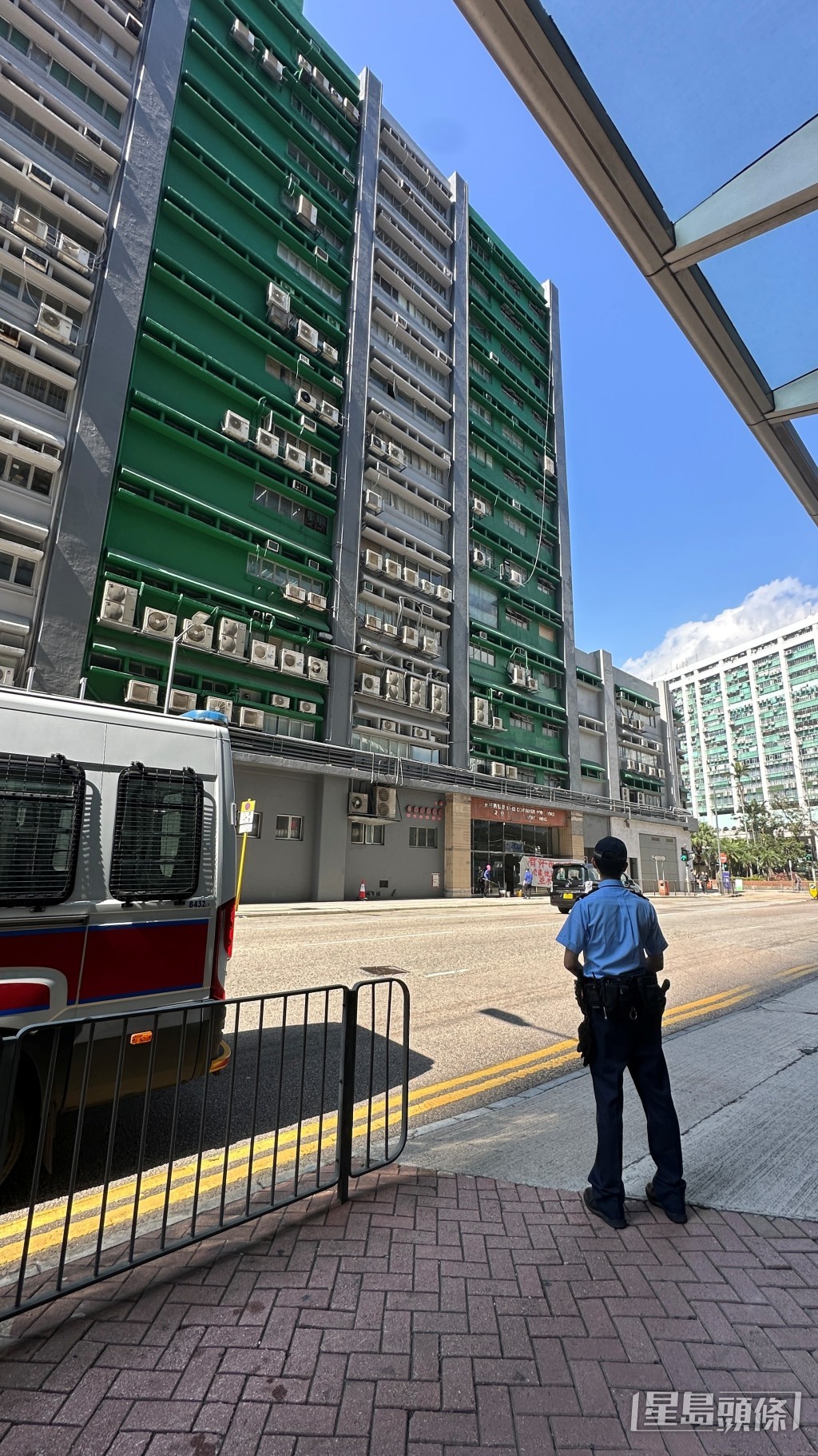 8名工人一度危站天台追薪。劉漢權攝