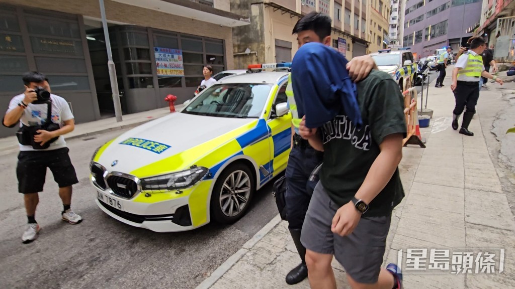 警員將貨車司機帶走。