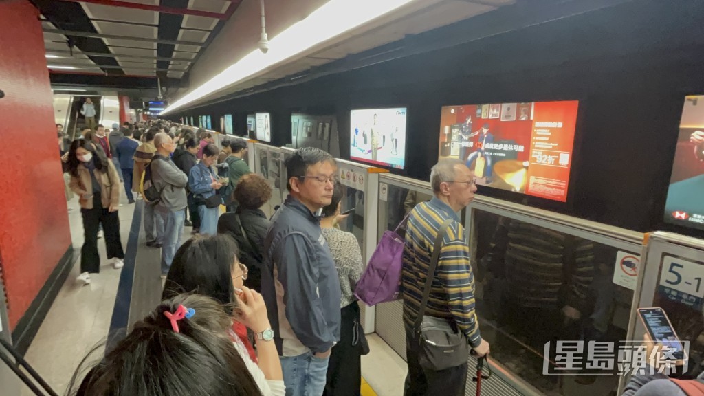 站內廣播指行車時間較平時長5-8分鐘。 站內廣播指行車時間較平時長5-8分鐘。