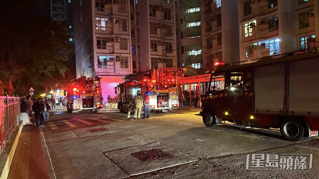 天水圍天澤邨高層單位起火，男戶主燒傷送院，逾400人疏散。蔡楚輝攝