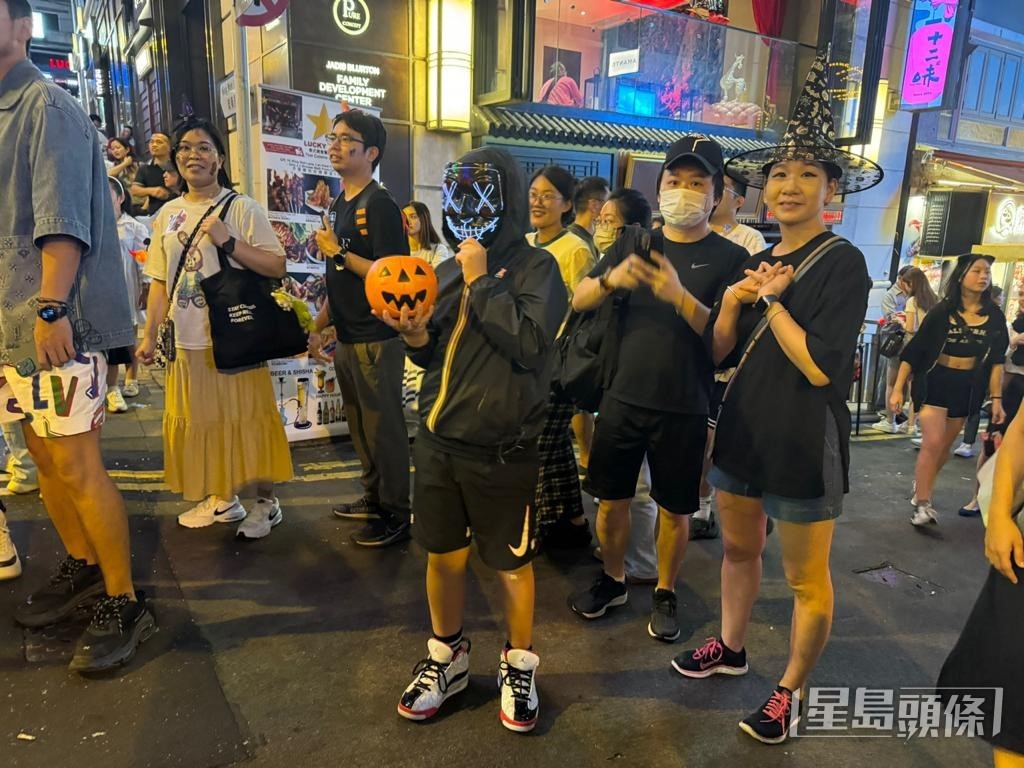 萬聖節.蘭桂坊晚上人頭湧湧。謝宗英攝 萬聖節.蘭桂坊晚上人頭湧湧。謝宗英攝