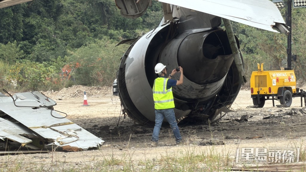 工作人員在場拍照搜證。 工作人員在場拍照搜證。