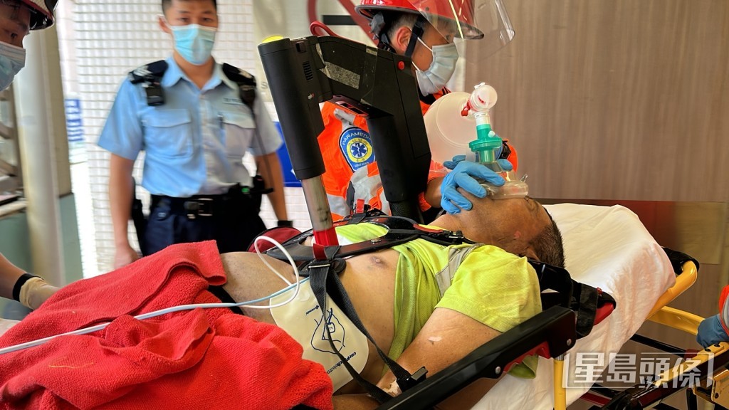 另一工友亦昏迷被送院。劉漢權攝