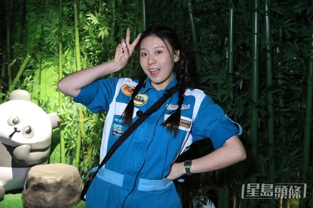 袁絲珩身穿藍色飼養員工作服比「V」手勢,展現招牌甜美笑容。 袁絲珩身穿藍色飼養員工作服比「V」手勢,展現招牌甜美笑容。