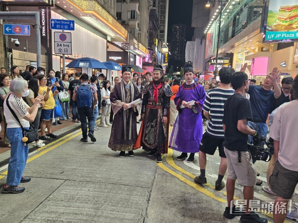 吸引大批路人和劇迷圍觀 吸引大批路人和劇迷圍觀