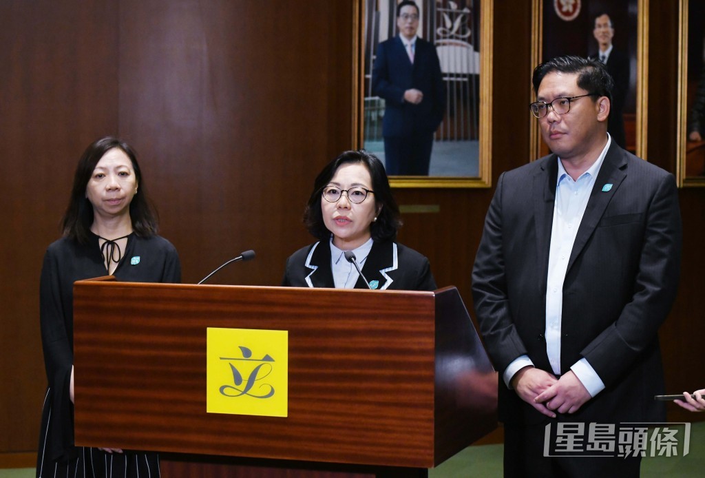 民政及青年事務局局長麥美娟(中)。何健勇攝 民政及青年事務局局長麥美娟(中)。何健勇攝