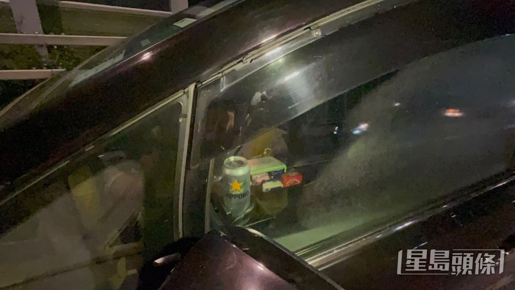 肇事七人車車頭乘客位放有一罐啤酒。
