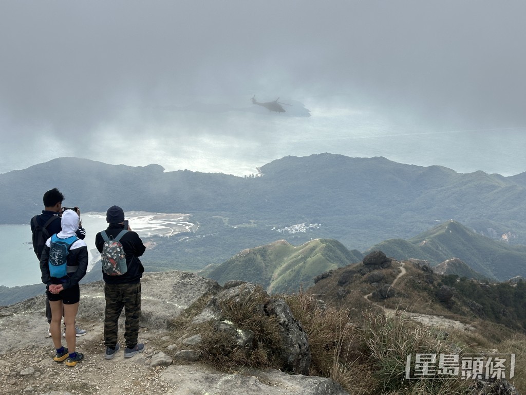 鳳凰山頂大霧不宜降落吊運傷者。梁國峰攝 鳳凰山頂大霧不宜降落吊運傷者。梁國峰攝