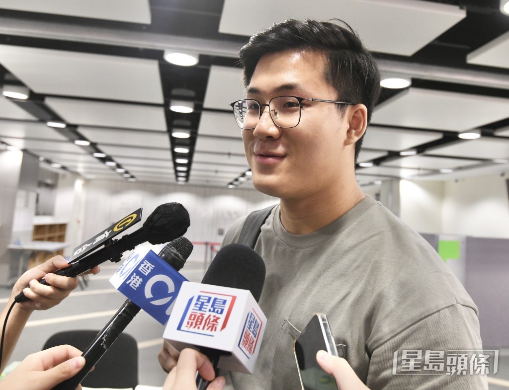 馬先生稱早於今個星期初已填好表格,奈何工作繁忙加上昨日的暴雨,令他延至今日才交表。 馬先生稱早於今個星期初已填好表格,奈何工作繁忙加上昨日的暴雨,令他延至今日才交表。