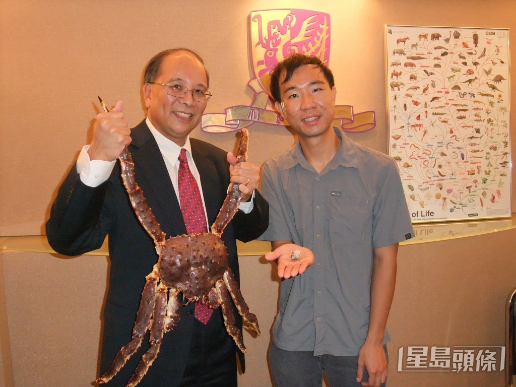 曾令銘（右）感恩中大生命科學學院前院長朱嘉濠（左）的提攜。 受訪者提供