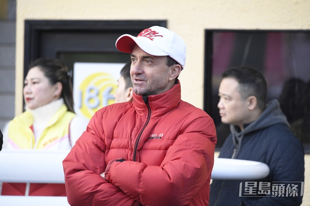 韋達向「踏雪尋梅」鞍上人追問進度，之後步行回程時再不斷望住該駒。