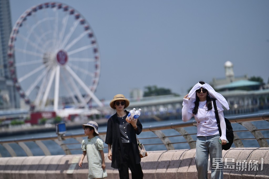 本港地區下午及今晚天氣預測，大致天晴。陳極彰攝