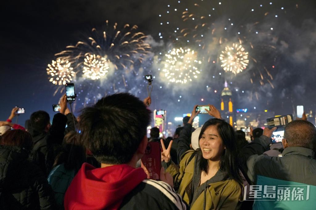 年初二賀歲煙花，吸引不少旅客慕名欣賞。
