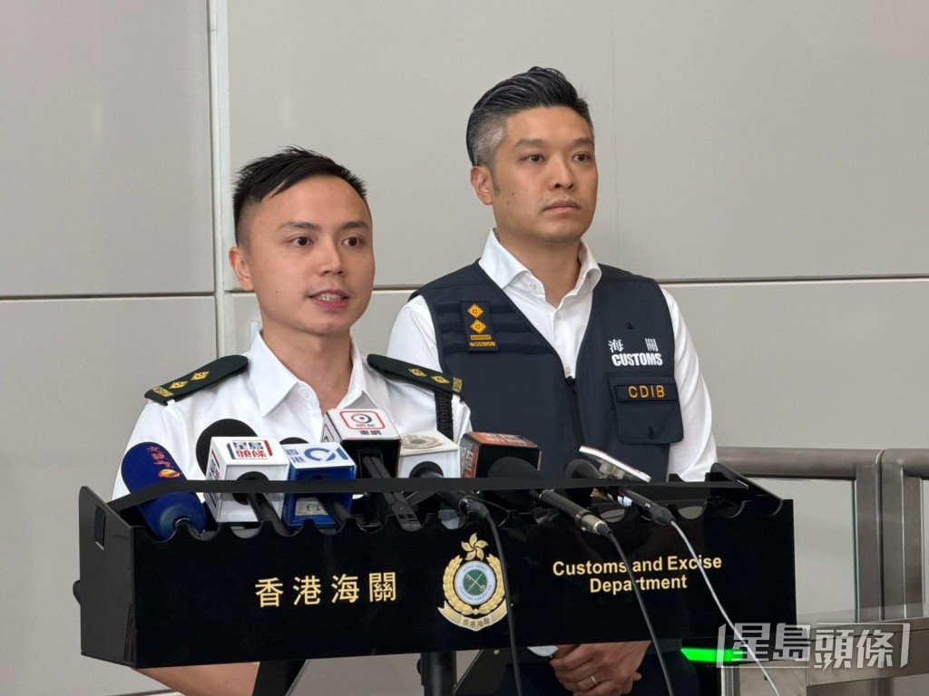 海关毒品调查科机场调查课高级调查主任梁文聪(右)及机场科空运货物第一组督察陈泽熹(左)。 海关毒品调查科机场调查课高级调查主任梁文聪(右)及机场科空运货物第一组督察陈泽熹(左)。