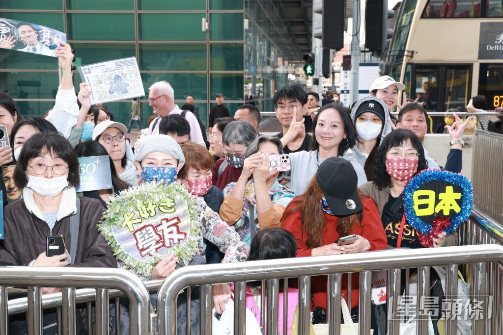 舉牌支持偶像。