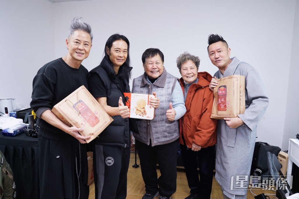 草蜢「演唱會通行證」作回禮。