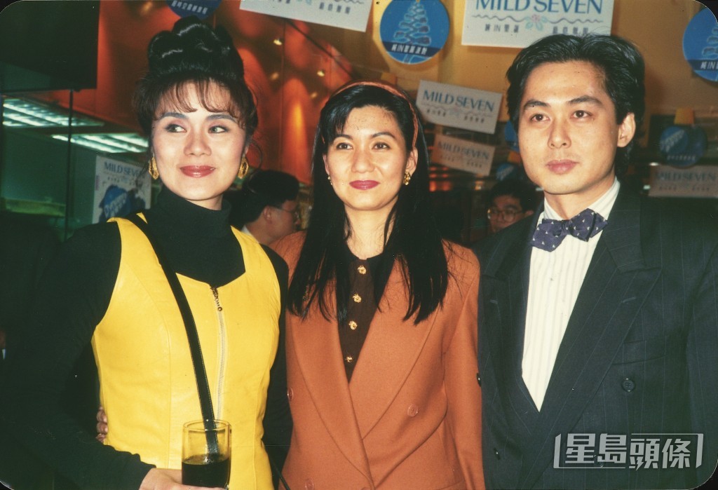 樂易玲（中）1993年與陳君毅結婚。