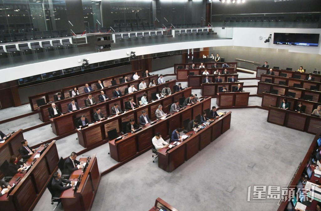 范徐麗泰強調立法會工作是議員的「主職」。 范徐麗泰強調立法會工作是議員的「主職」。