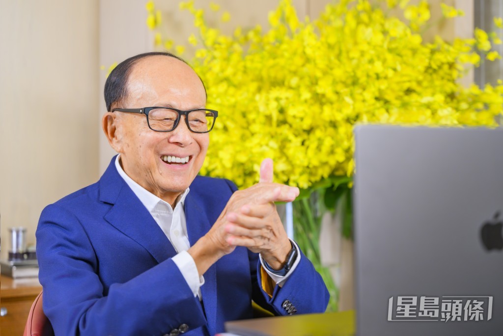 李嘉誠稱,買到兩部治療的機器,送給香港兩家醫學院,完成了他的心願。 李嘉誠稱,買到兩部治療的機器,送給香港兩家醫學院,完成了他的心願。