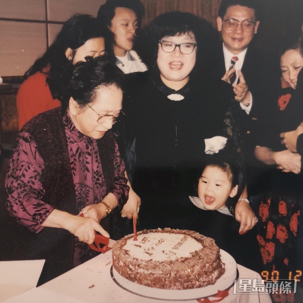 鄭欣宜於母親節分享當年與母親肥姐的溫馨合照。 鄭欣宜於母親節分享當年與母親肥姐的溫馨合照。