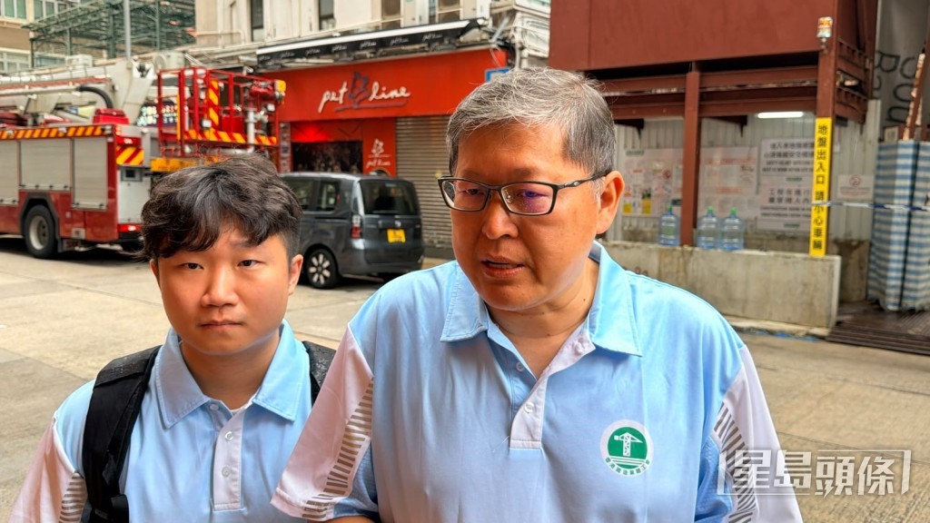 香港建造業總工會理事長周思傑（圖右）質疑施工管理有否事前做好風險評估。梁國峰攝