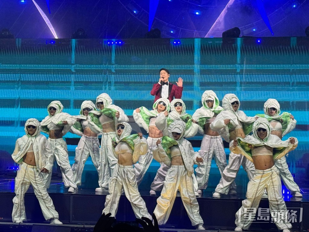 黎明演唱「傳情達意」時也忍不住跳了兩步。