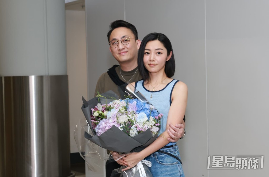 衛詩雅與老公周祉安大方讓傳媒拍照,恩愛之情羨煞旁人。 衛詩雅與老公周祉安大方讓傳媒拍照,恩愛之情羨煞旁人。