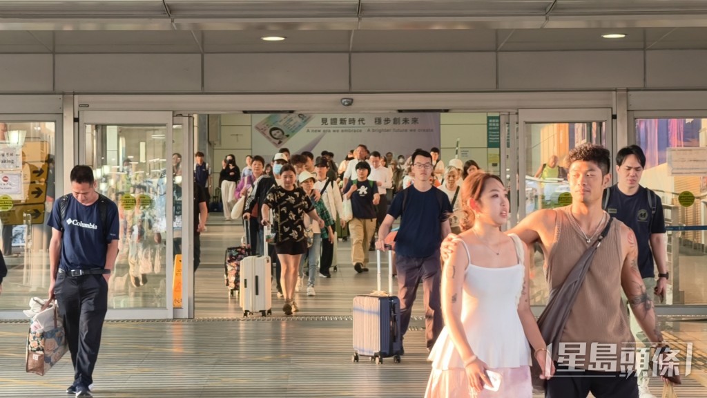 亦有不少旅客從口岸南下抵港。