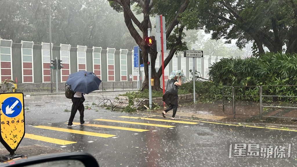 有市民將黑膠袋穿上身當雨衣擋衣。