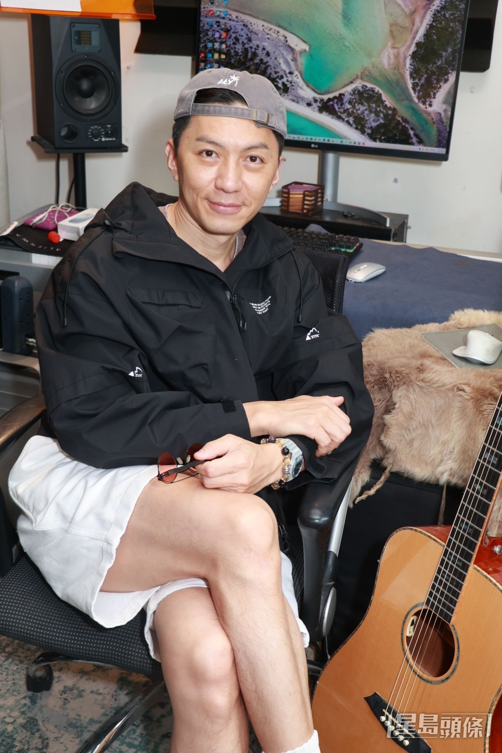 袁偉豪象徵式收王嘉明一封利是，為兄弟盡做。