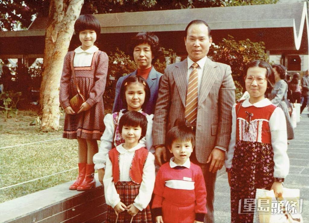 李淑慧（第二排左）感謝父母帶給5姊弟溫暖的家。