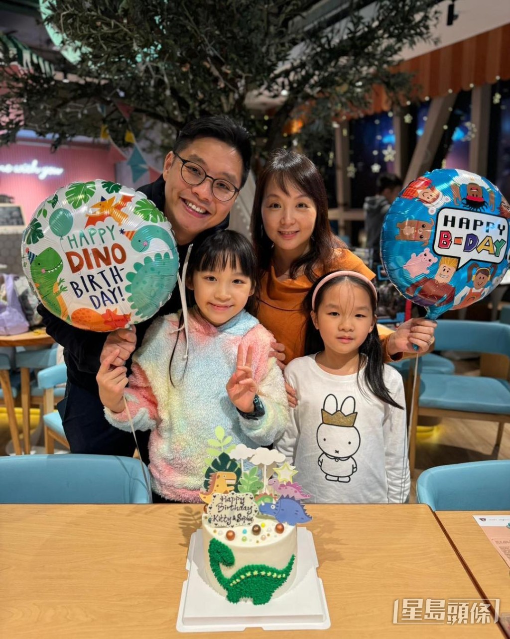 Benny已跟前主播太太王沛然及兩名囡囡一齊欣賞作品。 Benny已跟前主播太太王沛然及兩名囡囡一齊欣賞作品。