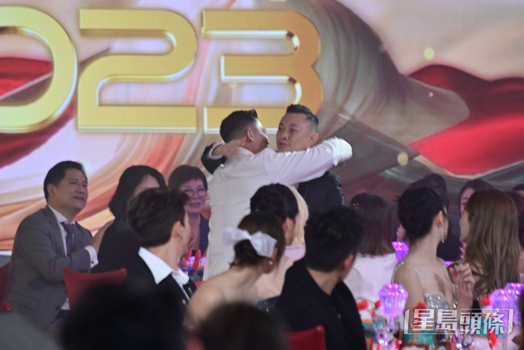 林子善奪最佳男配角獎後一度滿場飛，周圍攬人。