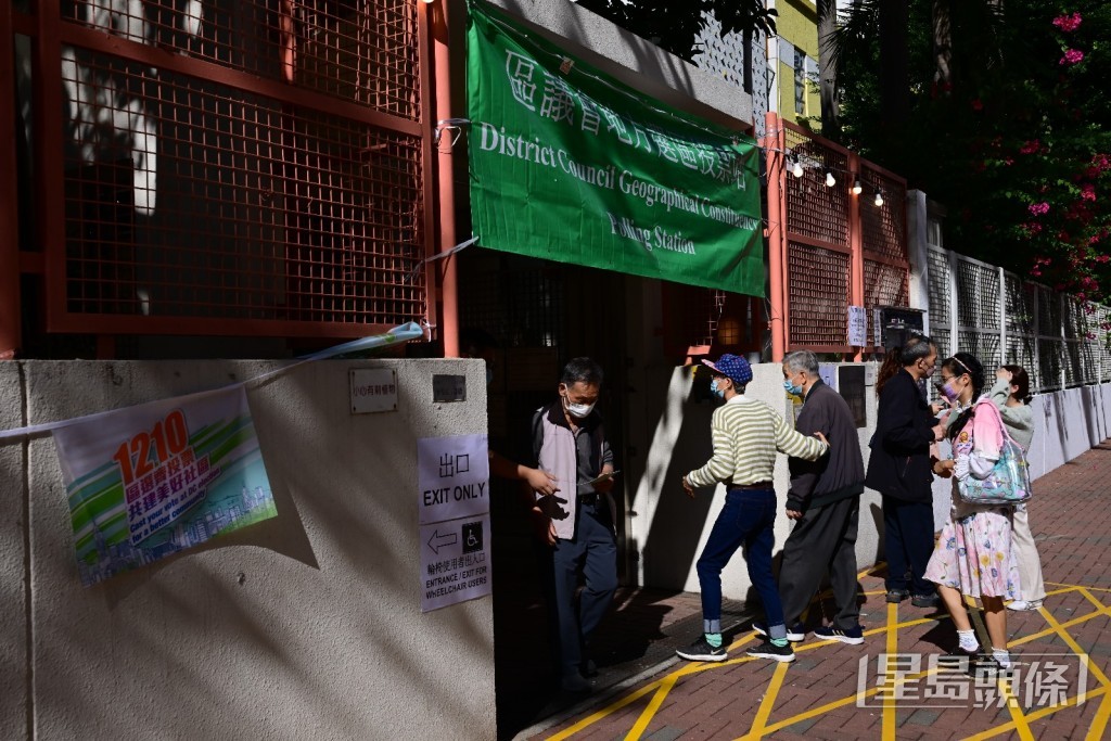 對於投票率 ，曾鈺成形容「同19年冇得比」。陳極彰攝