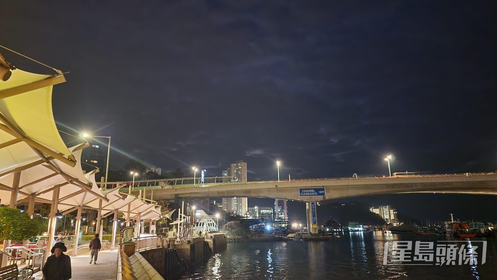 本港地區今日大致多雲，有一兩陣雨。黎志偉攝
