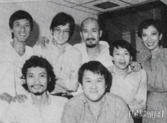 「新藝城七怪」(後排左起)石天、黃百鳴、麥嘉、《山狗》的監製泰迪羅賓、施南生;(前排左起)徐克、曾志偉。 「新藝城七怪」(後排左起)石天、黃百鳴、麥嘉、《山狗》的監製泰迪羅賓、施南生;(前排左起)徐克、曾志偉。