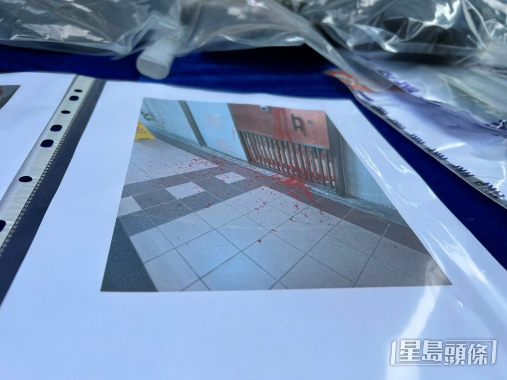 警方展示被淋紅油單位情況。 警方展示被淋紅油單位情況。
