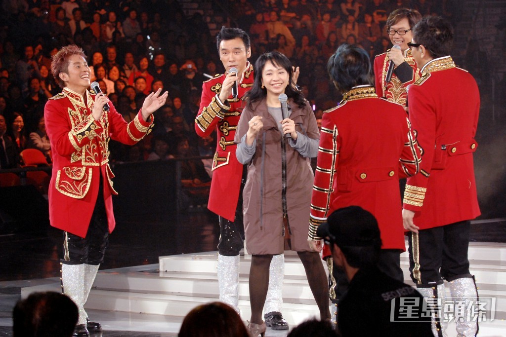 2007年，温拿演唱会临时拉伕找来捧场的陈秋霞任表演嘉宾、合唱《点解手牵手》。